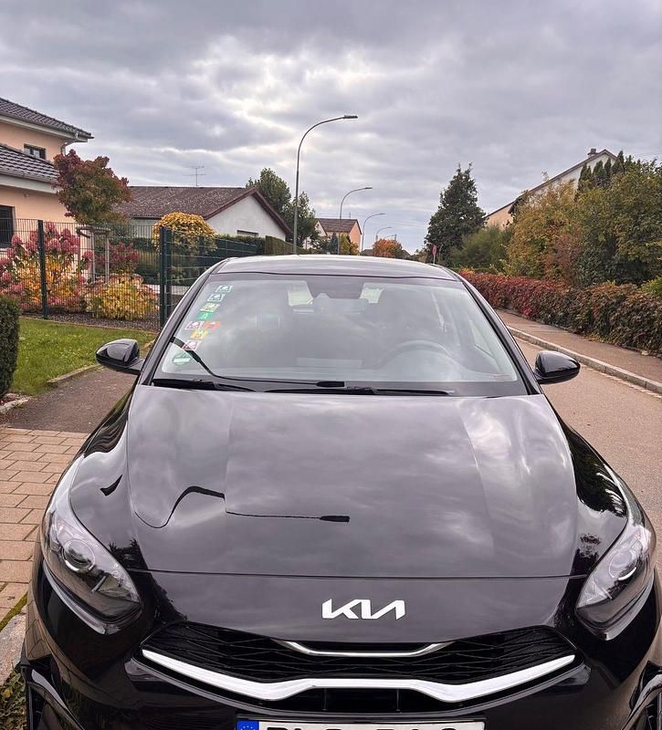 Schwarz Gebraucht 2022 Kia Ceed Limousine | 18.500 € (Superpreis) - Bild 1/4