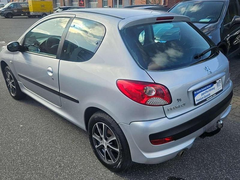 Gebraucht Peugeot 206 60 PS (44 kW) 2009 Aluminiumgrau/metallic Kleinwagen