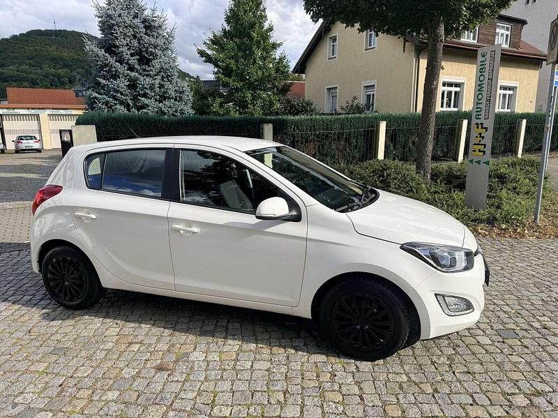 Weiß Gebraucht 2013 Hyundai i20 Classic Kleinwagen | 4.000 € (Fairer Preis) - Bild 1/4