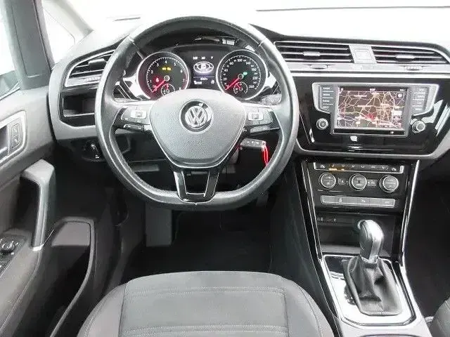 Używany VW Touran 150 KM (110 kW) 2017 Biały Minivan