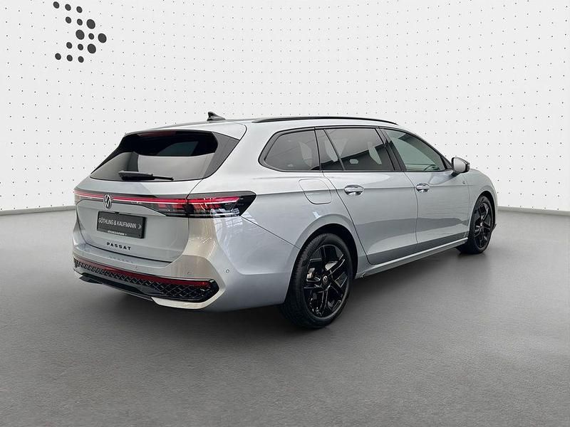 Gebraucht VW Passat R-line 150 PS (110 kW) 2025 Oyster silver metallic Kombi