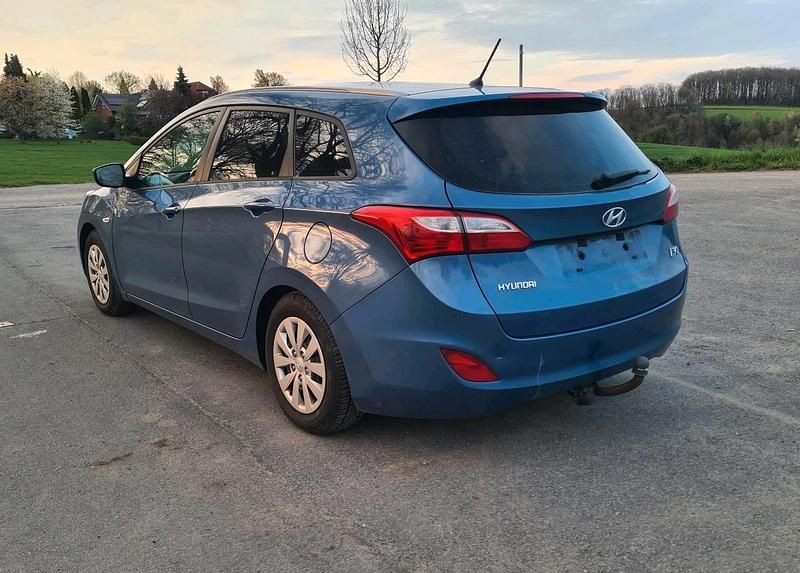Gebraucht Hyundai i30 110 PS (80 kW) 2016 Blau Kombi