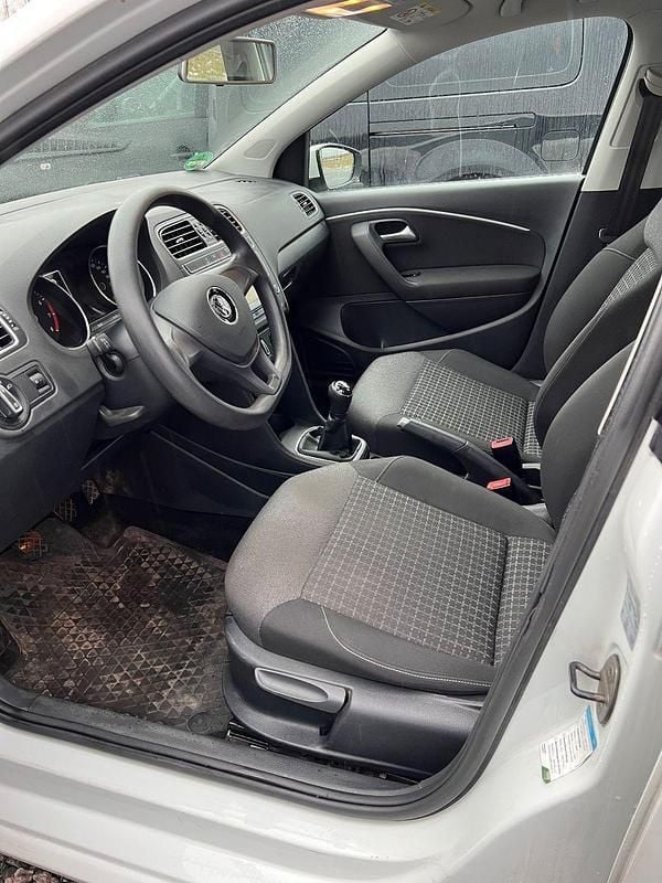 Gebraucht VW Polo 90 PS (66 kW) 2015 Weiß Kleinwagen