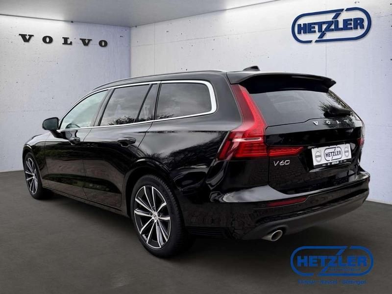 Gebraucht Volvo V60 Momentum 197 PS (144 kW) 2020 Onyx black / metallic Kombi