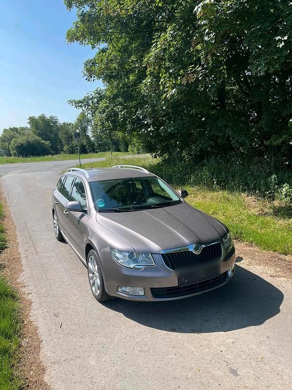 Gold Gebraucht 2010 Skoda Superb Kombi | 6.900 € (Etwas zu teuer) - Bild 1/4
