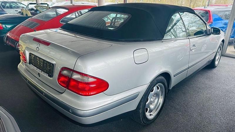 Gebraucht Mercedes CLK200 Elegance 136 PS (100 kW) 1999 Silber Cabrio