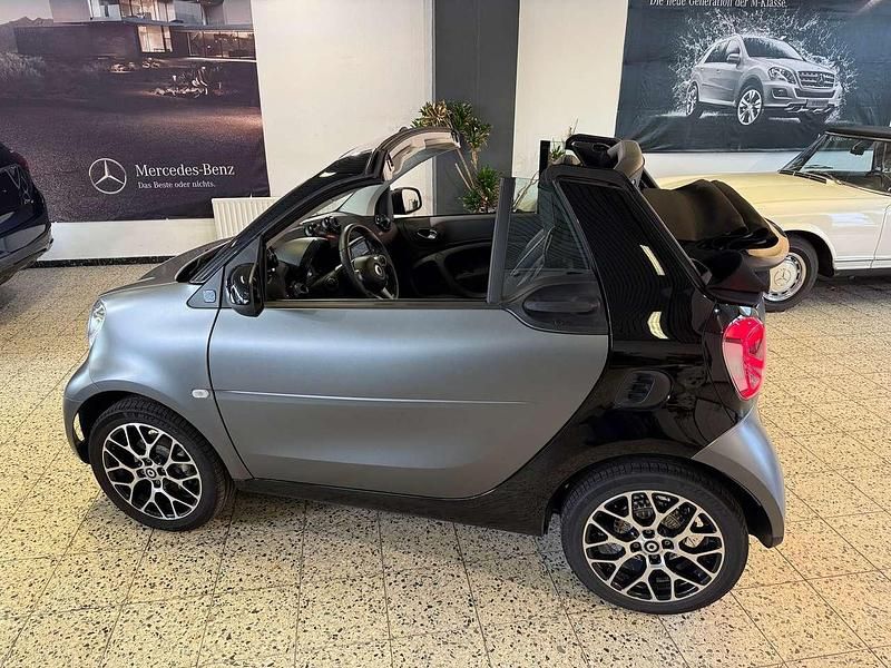Titan grey (matt) black Gebraucht 2022 Smart ForTwo Electric Drive Prime Cabrio | 15.995 € (Fairer Preis) - Bild 1/4