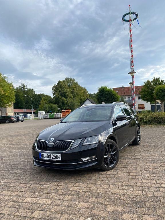 Schwarz Gebraucht 2020 Skoda Octavia Tour Kombi | 17.499 € (Fairer Preis) - Bild 1/4