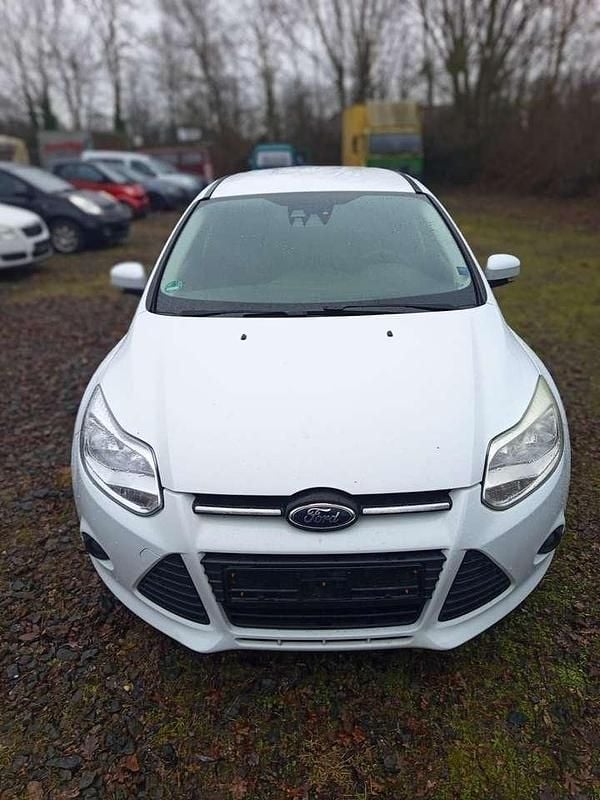 Weiß Gebraucht 2011 Ford Focus Trend Kombi | 1.850 € (Superpreis) - Bild 1/4
