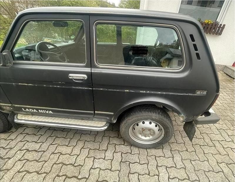 Second-hand Lada niva 83 CP (61 kW) 2012 Negru SUV