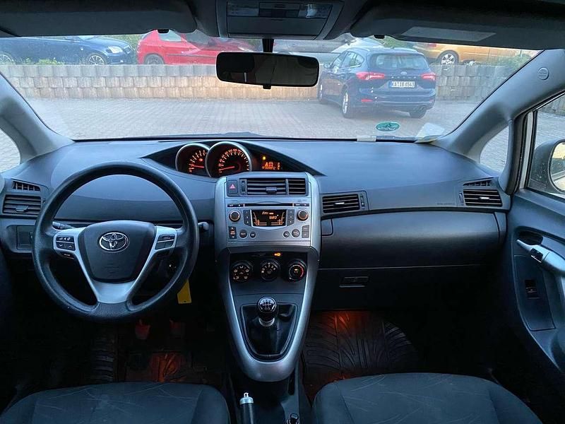 Gebraucht Toyota Verso Edition 132 PS (97 kW) 2012 Platin silber metallic Van / Kleinbus