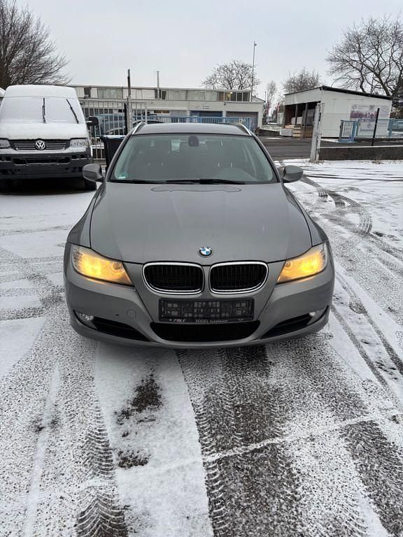 Grau Gebraucht 2012 BMW 318 Comfort Edition Kombi | 2.850 € (Superpreis) - Bild 1/4