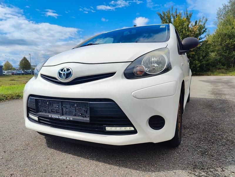 Cool white Gebraucht 2012 Toyota Aygo Basis Kleinwagen | 2.990 € (Guter Preis) - Bild 1/4