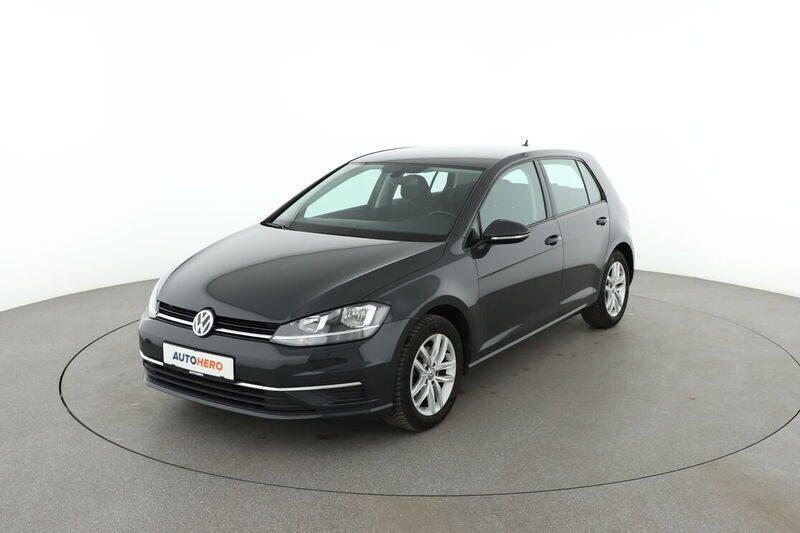 Grau Gebraucht 2019 VW Golf VII Comfortline Limousine | 16.520 € (Guter Preis) - Bild 1/4