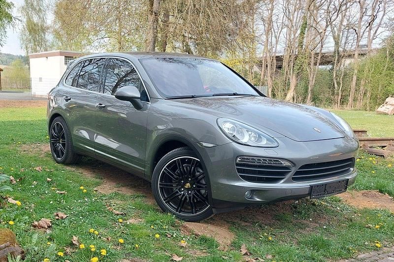 Grau Gebraucht 2013 Porsche Cayenne Turbo S SUV | 39.900 € - Bild 1/4
