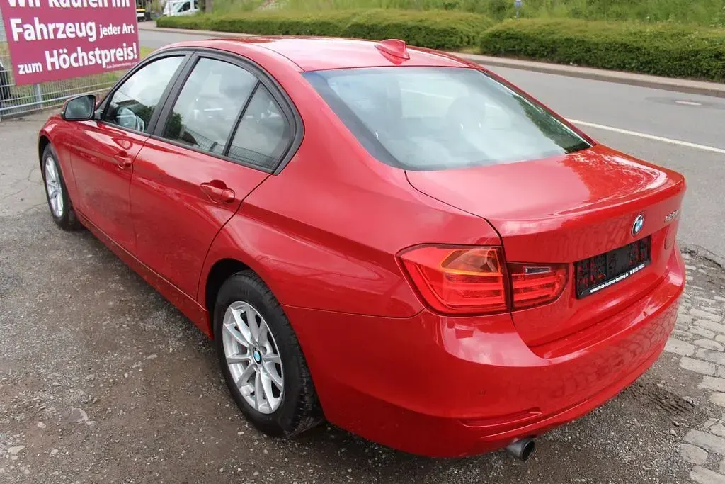 Gebraucht BMW 320 Comfort Edition 184 PS (135 kW) 2012 Rot Limousine