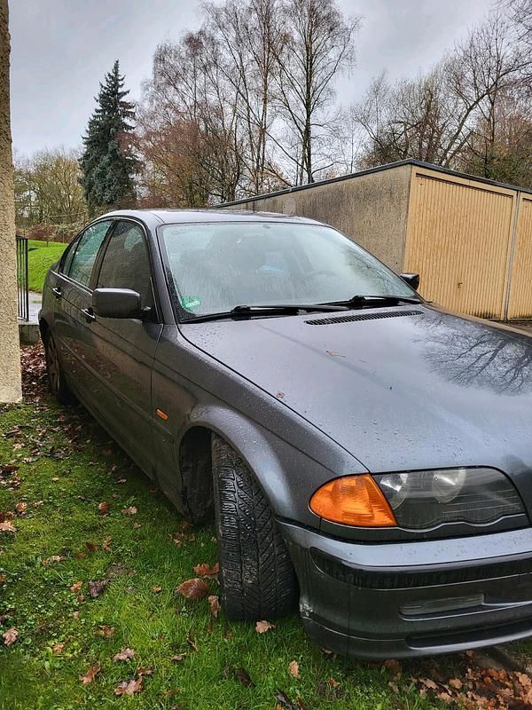 Grau Gebraucht 2000 BMW 320 Limousine | 1.490 € (Guter Preis) - Bild 1/4