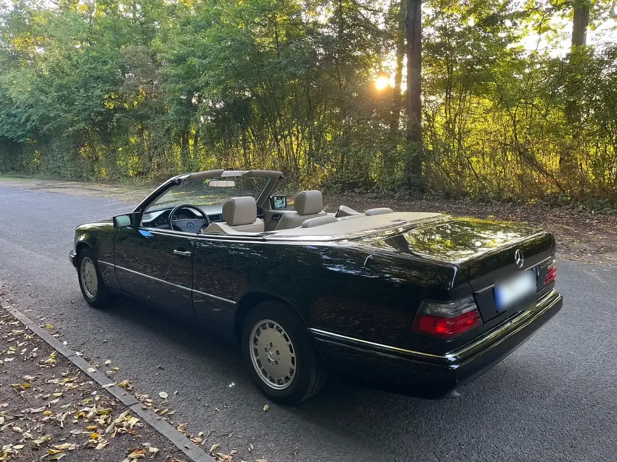 Gebraucht Mercedes E220 149 PS (109 kW) 1995 Schwarz Cabrio