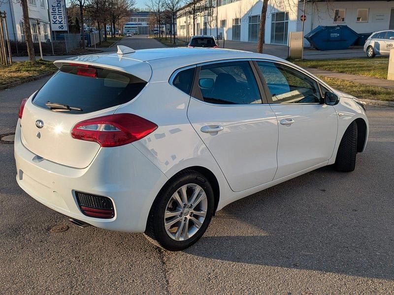 Usado Kia Ceed DREAM-TEAM Edition 101 HP (74 kW) 2017 Branco Citadino