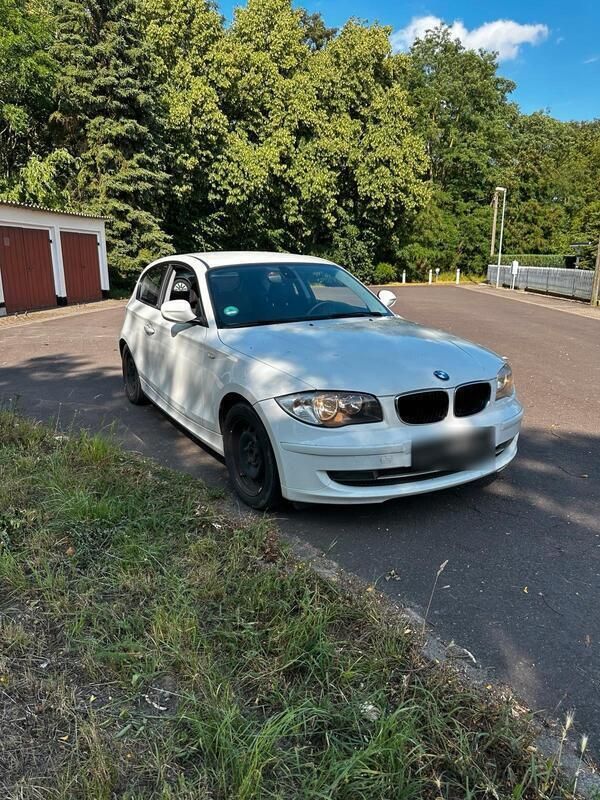 Weiß Gebraucht 2009 BMW 118 Kleinwagen | 2.200 € (Fairer Preis) - Bild 1/4