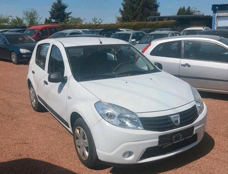 Weiß Gebraucht 2009 Dacia Sandero Kleinwagen | 2.599 € (Etwas zu teuer) - Bild 1/4