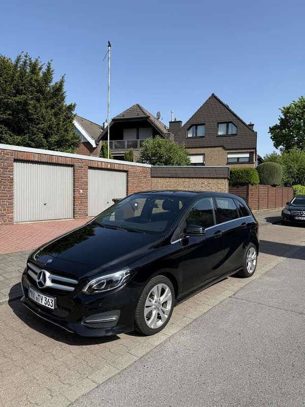 Schwarz Gebraucht 2016 Mercedes B180 Style Van / Kleinbus | 14.700 € (Guter Preis) - Bild 1/4