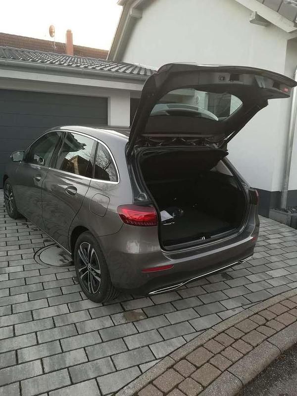 Gebraucht Mercedes B200 Advanced 163 PS (119 kW) 2023 Grau Van / Kleinbus