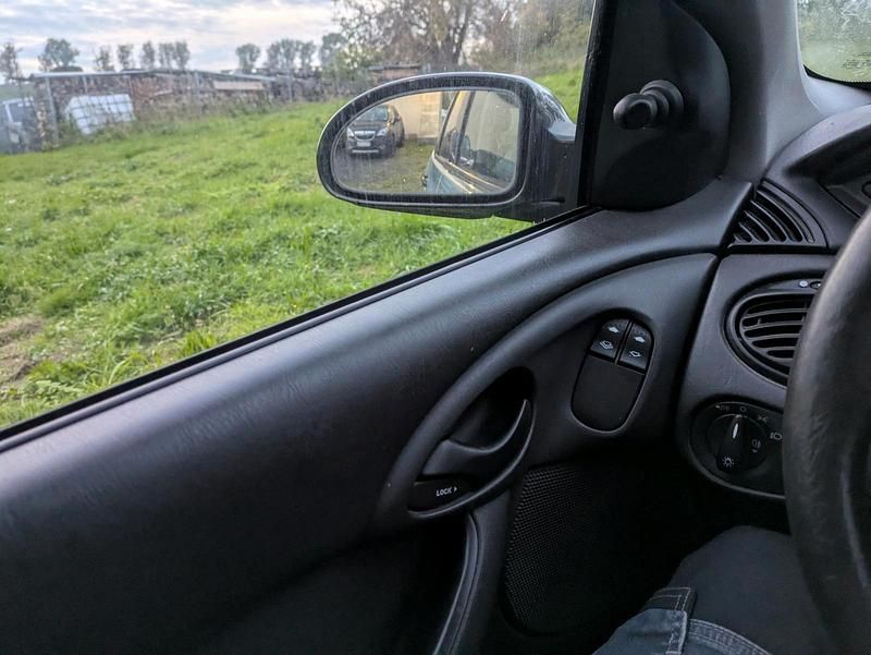 Używany Ford Focus 101 KM (74 kW) 2001 Szary Sedan/Limuzyna