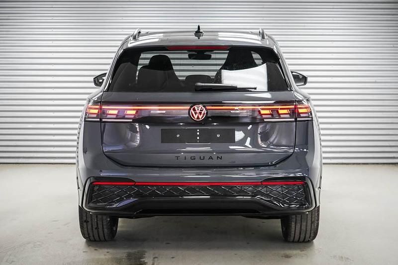 Neu VW Tiguan R-line 193 PS (141 kW) 2025 Delfingrau metallic (b0) SUV