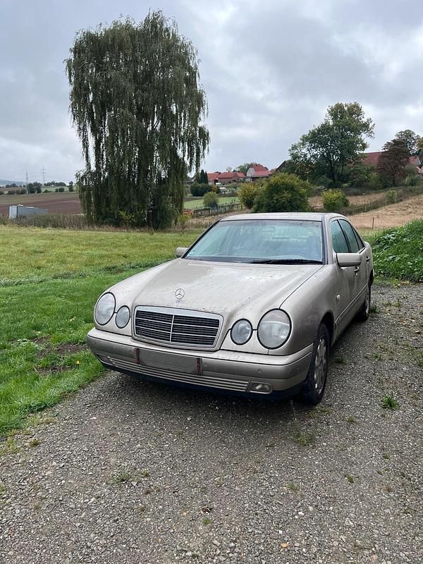 Beige Gebraucht 1998 Mercedes E280 Limousine | 3.500 € (Guter Preis) - Bild 1/2