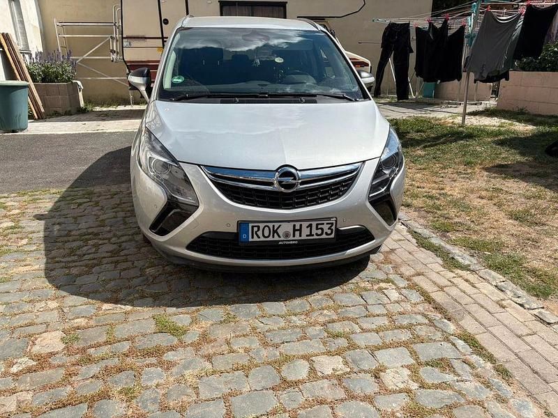 Silber Gebraucht 2015 Opel Zafira Tourer Edition Van / Kleinbus | 15.300 € (Teuer) - Bild 1/4