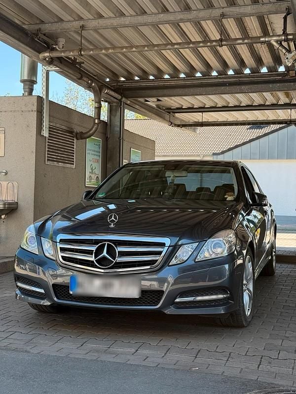 Grau Gebraucht 2012 Mercedes E200 Limousine | 10.999 € (Fairer Preis) - Bild 1/4