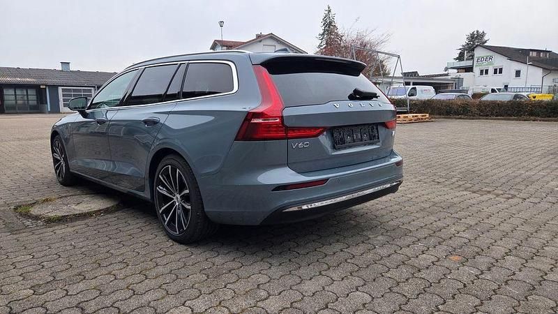 Gebraucht Volvo V60 Core 253 PS (186 kW) 2022 Grau Kombi