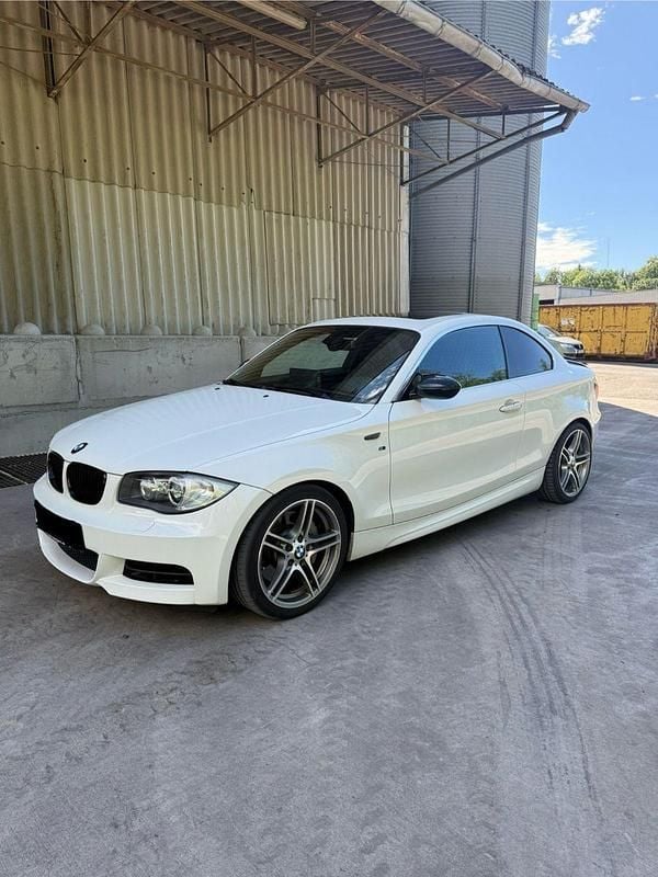 Weiß Gebraucht 2010 BMW 135 Coupé Performance Coupé | 20.999 € (Superpreis) - Bild 1/4