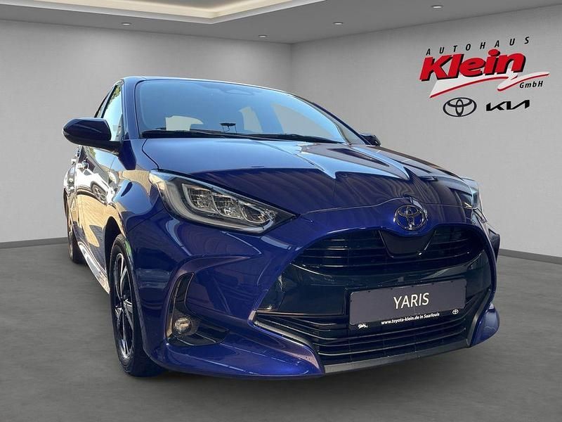 Blau Neu 2025 Toyota Yaris Hybrid Limousine | 28.460 € (Etwas zu teuer) - Bild 1/4