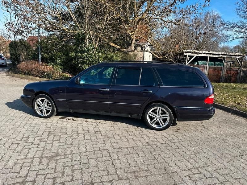 Gebraucht Mercedes E280 204 PS (150 kW) 1999 Violet Kombi