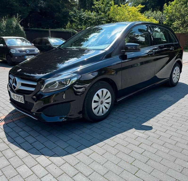 Schwarz Gebraucht 2018 Mercedes B180 Edition Van / Kleinbus | 14.500 € (Fairer Preis) - Bild 1/2
