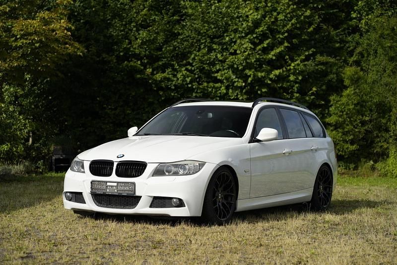 Weiß Gebraucht 2009 BMW 330 M Sport Kombi | 10.999 € (Teuer) - Bild 1/4