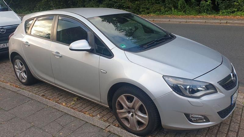 Silber Gebraucht 2010 Opel Astra Selection Limousine | 5.000 € (Fairer Preis) - Bild 1/4