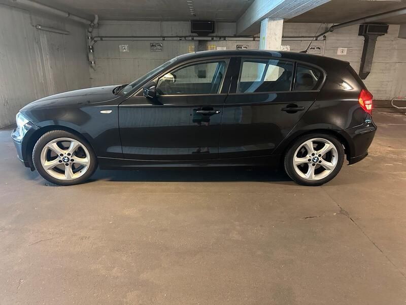 Schwarz Gebraucht 2011 BMW 123 Sport Line Kleinwagen | 6.999 € - Bild 1/4