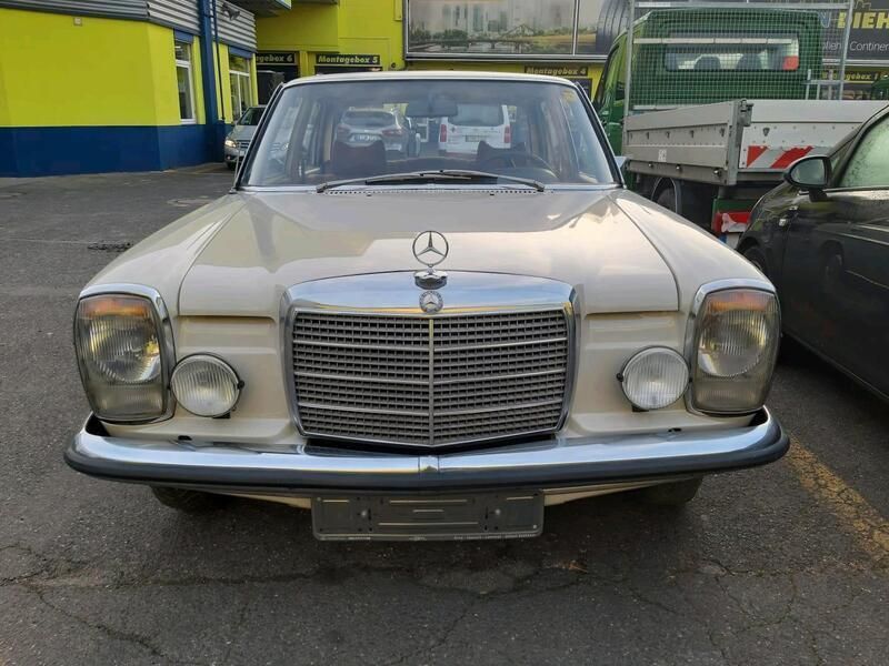 Grau Gebraucht 1971 Mercedes W115 Limousine | 12.500 € - Bild 1/4