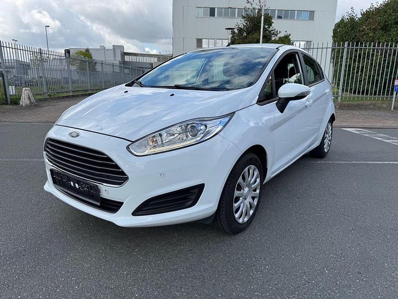 Weiß Gebraucht 2015 Ford Fiesta Trend Kleinwagen | 5.980 € (Fairer Preis) - Bild 1/4
