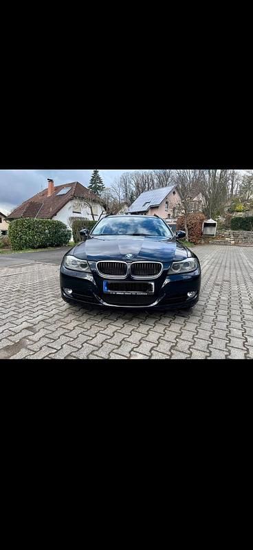 Gebraucht BMW 320 184 PS (135 kW) 2011 Schwarz Kombi