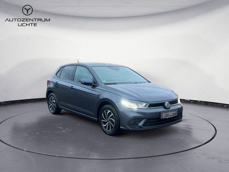 Grau Gebraucht 2021 VW Polo Life Kleinwagen | 15.799 € (Fairer Preis) - Bild 1/4