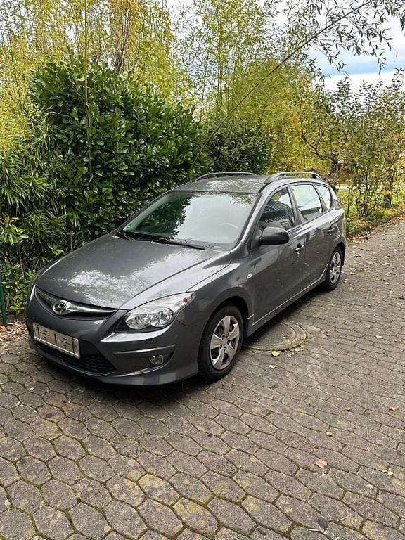 Grau Gebraucht 2011 Hyundai i30 Classic Kombi | 2.100 € (Superpreis) - Bild 1/4