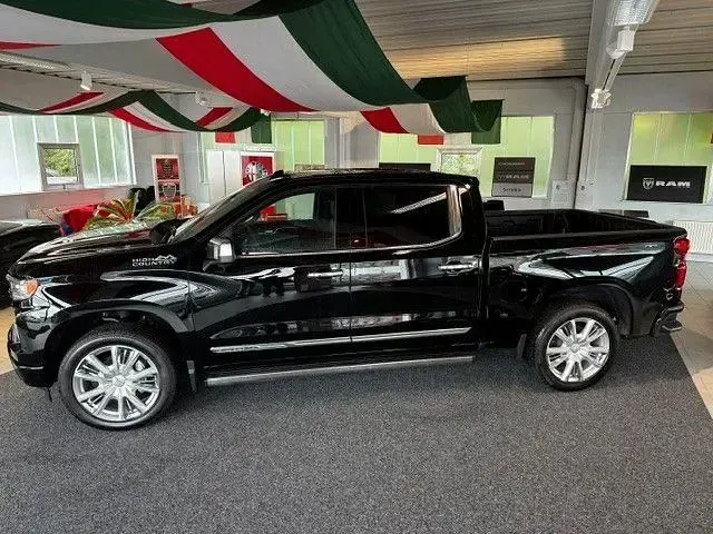 Neu Chevrolet Silverado 426 PS (313 kW) 2026 Schwarz SUV