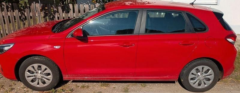 Rot Gebraucht 2018 Hyundai i30 Pure Limousine | 13.000 € (Fairer Preis) - Bild 1/4