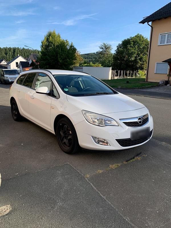Gebraucht Opel Astra 116 PS (85 kW) 2011 Weiß Kombi