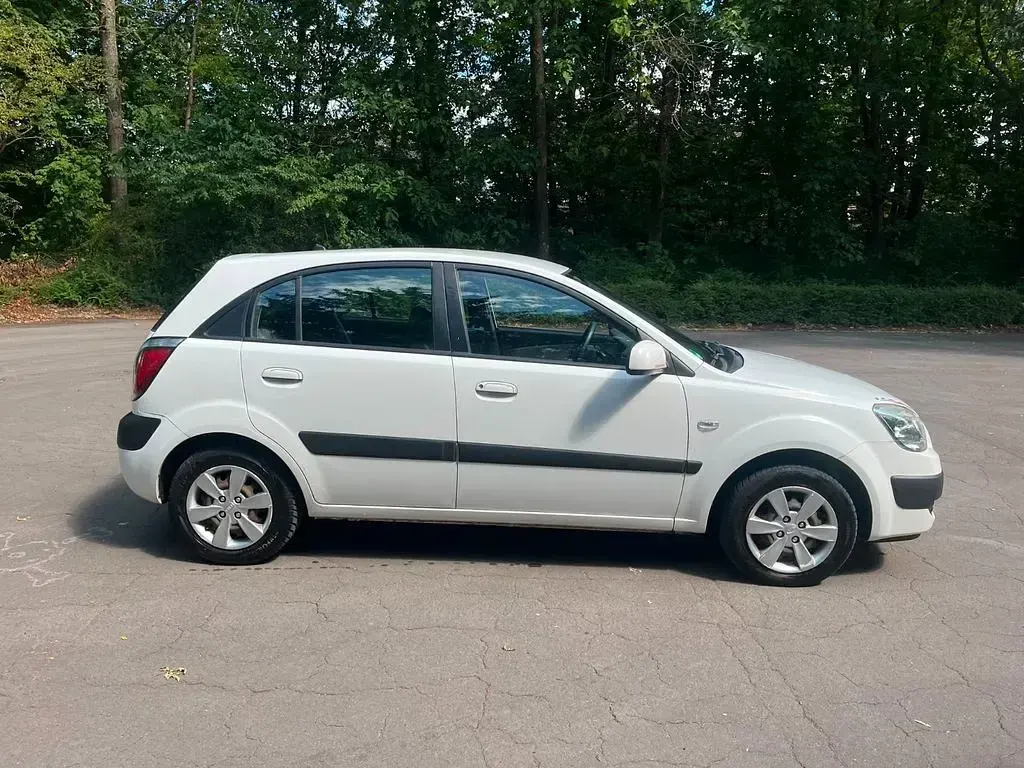 Gebraucht Kia Rio EX 97 PS (71 kW) 2009 Weiß Limousine