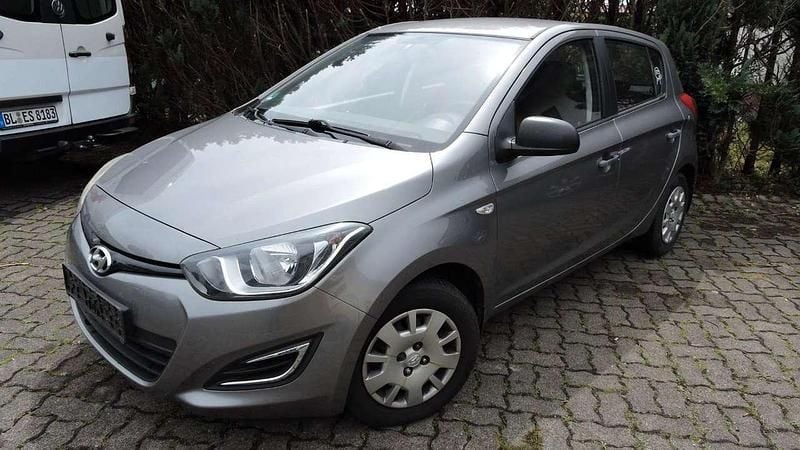 Grau Gebraucht 2013 Hyundai i20 Kleinwagen | 2.800 € (Guter Preis) - Bild 1/4